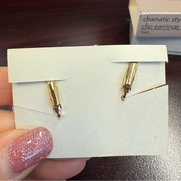Avon vintage “Dramatic Style” Black and Goldtone clip  Earrings NIB 1988 - Picture 4 of 5